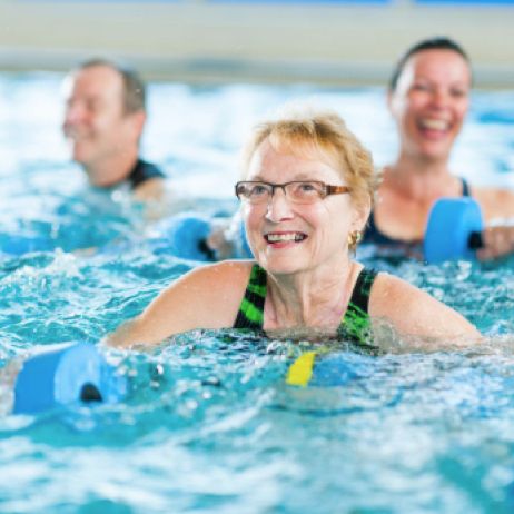 Frau bei einem Aqua-Fitness Kurs in einem Schwimmbecken