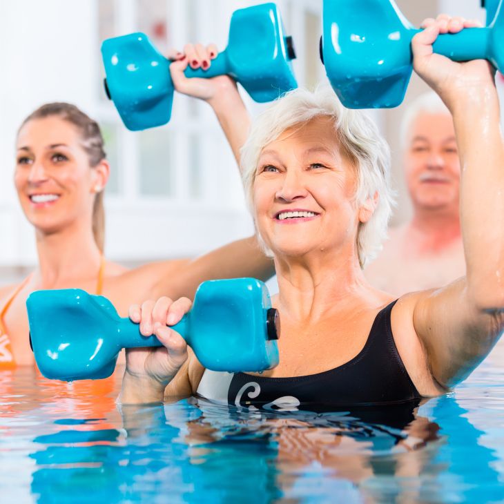 3 Erwachsene mit Gewichten beim Aquafitness