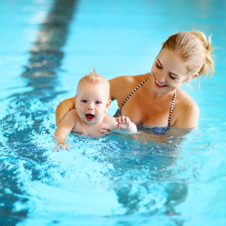 Mutter mit ihrem Baby im Schwimmbecken