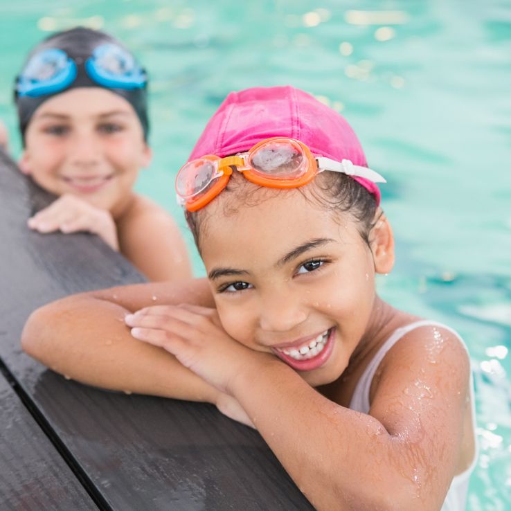 Kinder am Beckenrand eines Schwimmbeckes