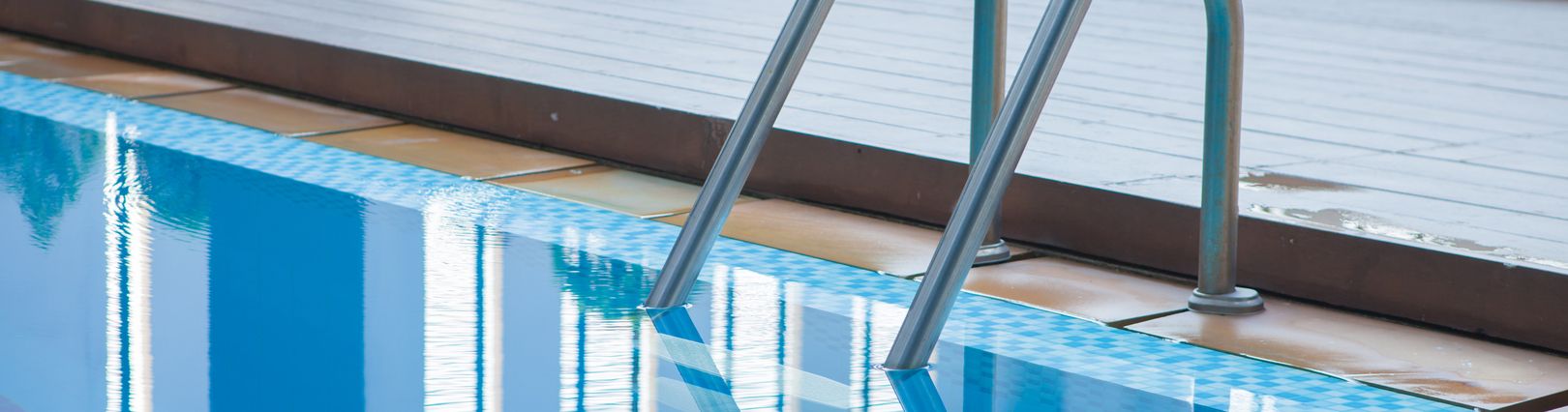 Schwimmbeckenrand mit einer Poolleiter